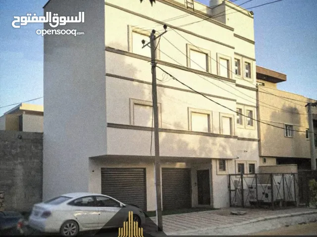 بناية متكونه من ثلاته شقق واتنين سرانتي للبيع مفروشه بالكامل