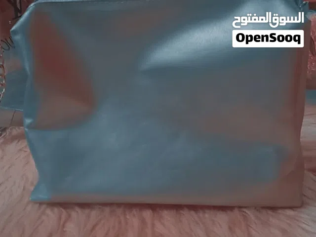 شنطه جديده مشكلها شيك ولونها فضي ومحتاجه تتباع باسرع طريقه ما يمكن علشان في ازمه