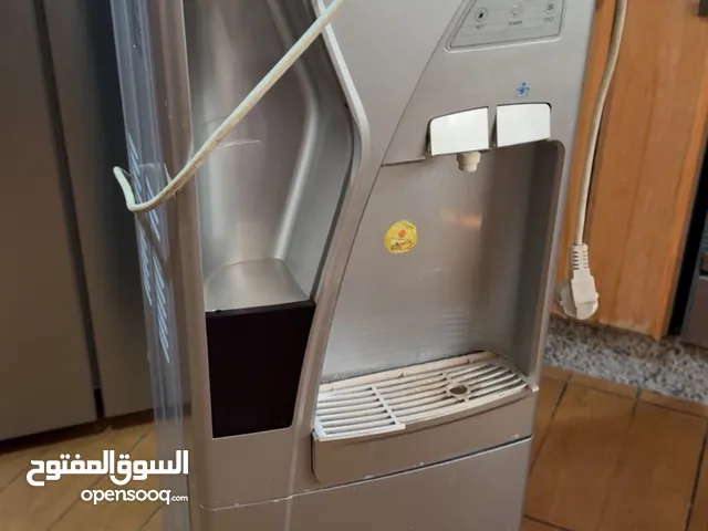 كولو ماء بحالة الوكاااااااااااالة نوع ستار ولا غلطة مع حافظة سفلية ومكان للكاسات