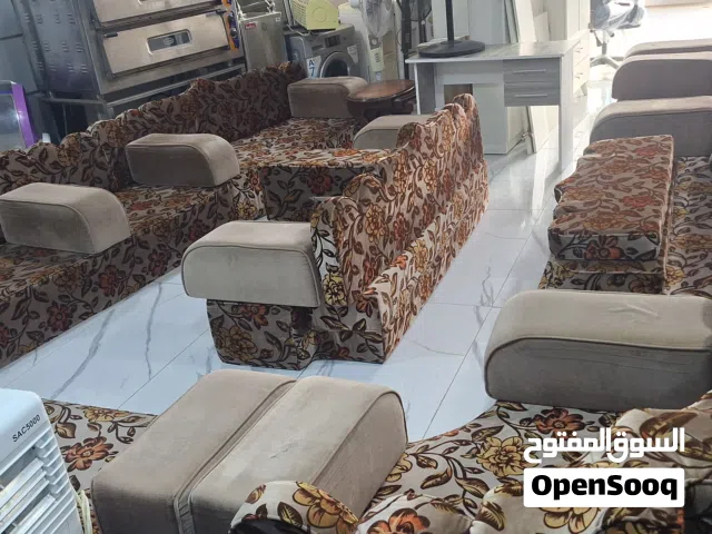 جلسة خليجية أسفنج ظغط 30سم 6فرشات وزاويتين 14 مركى 10مساند بحالة ممتازة تفصيل ثقيل كاملة 14متر