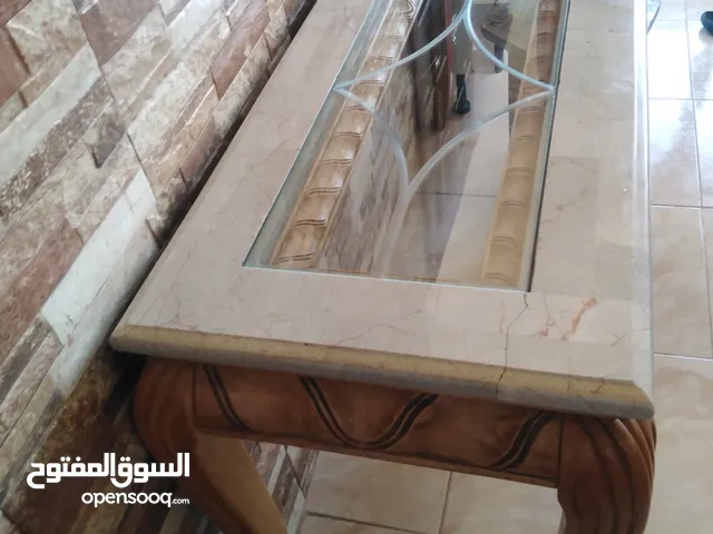 طقم طاولات مكون من 4 قطع طاولة وسط وطاولتين جانبية وكونسول للبيع 200 دينار