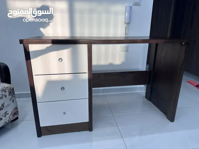مكتب مع رفوف