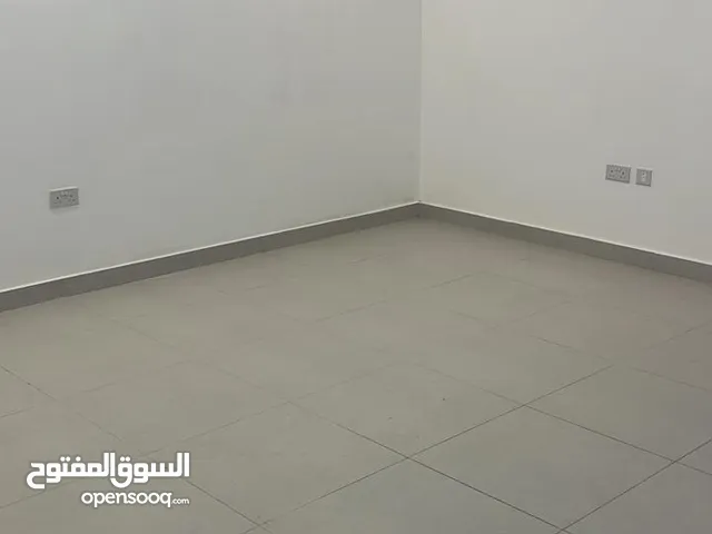 بسم الله ماشاءالله ابوظبي مدينة الرياض للايجار غرفتين ماستر وصاله كبيير وحمامين ومطبخ غير مفرو