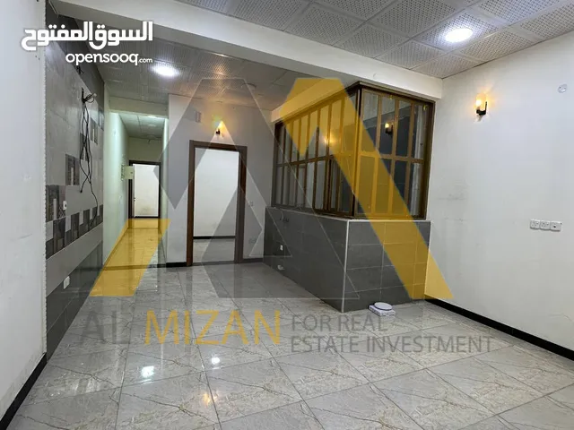 شقة سكنية تجارية للايجار بناء حديث وموقع مميز