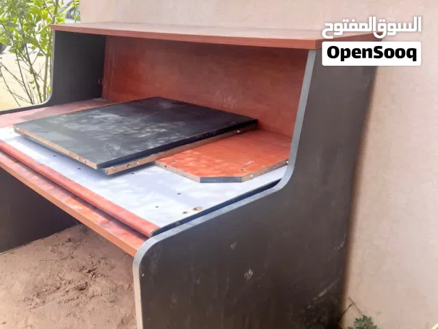 طاوله  /بترينه  مكتب للبيع مكانها بوسليم
