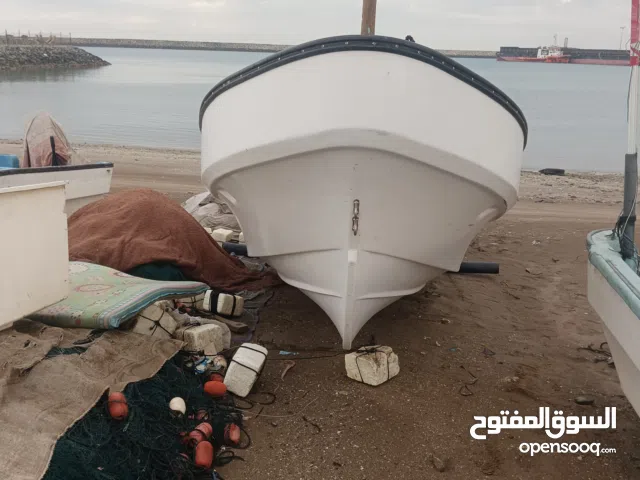 قارب 25قدم موديل القارب 2023مع مكينة 200موديل 2014 للبيع بدون ملكيه القارب مصنع الفيروز