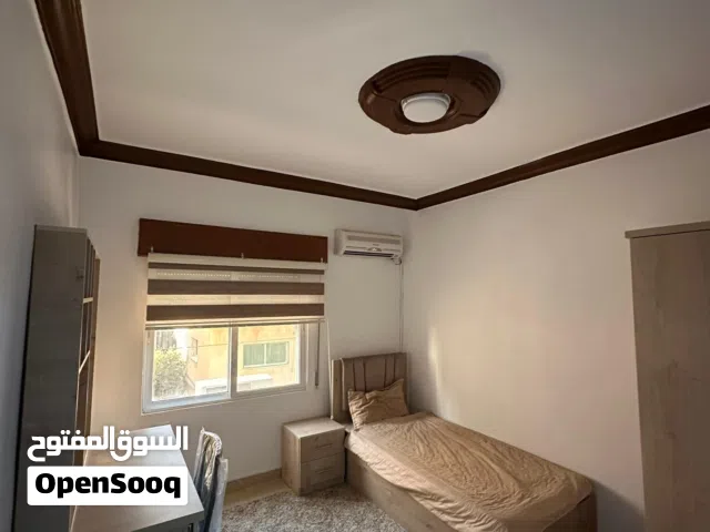 شقق نظيفة و مفروشة بلكامل فرش جديد،موقع استراتيجي مقابل البوابة الغريبة للجامعة تبعد 50 متر عن شارع