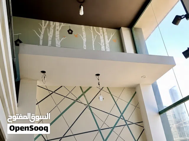 معرض طابقين للإيجار بالعمارات شارع 15