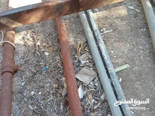 يوجد باب حديد ثقيل ومواسير