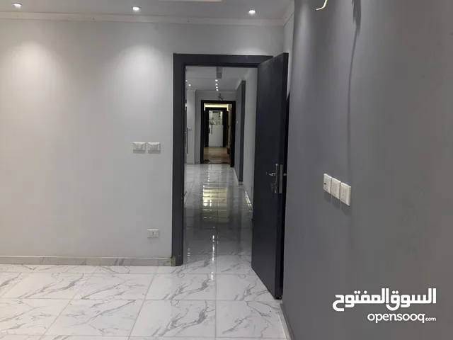 فرصه للجادين عياده للأيجار مساحة 134 متر بموقع مميز الدقي شارع التحرير الرئيسي. توضيب سوبر لوكس.
