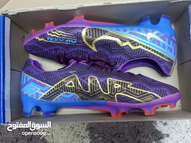 السلام عليكم اخوتي بوط اير زوم اصلي ونسخه لاعب للبيع نمره 42 وبلبس اكبر