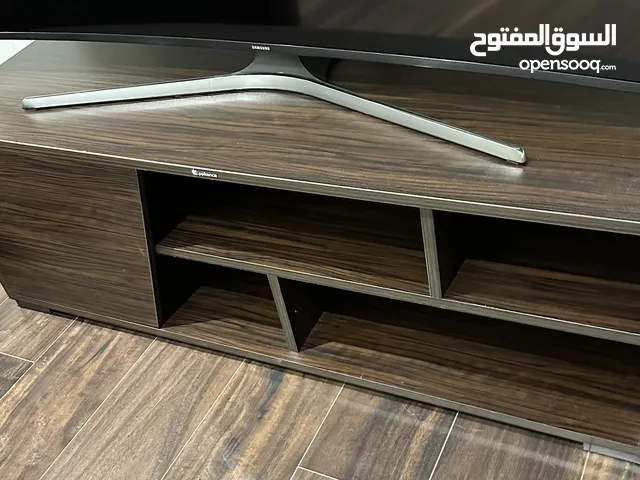 ترابيزة تليفزيون مستعملة كالجديدة ليس بها خدش لشاشة او لتلفزيون 55 بوصة او حجم اصغر