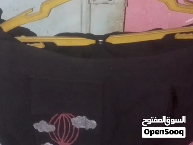 شنطه يد سوداء على رسمه من الخارج وجيوب من الداخل بناتي قماش