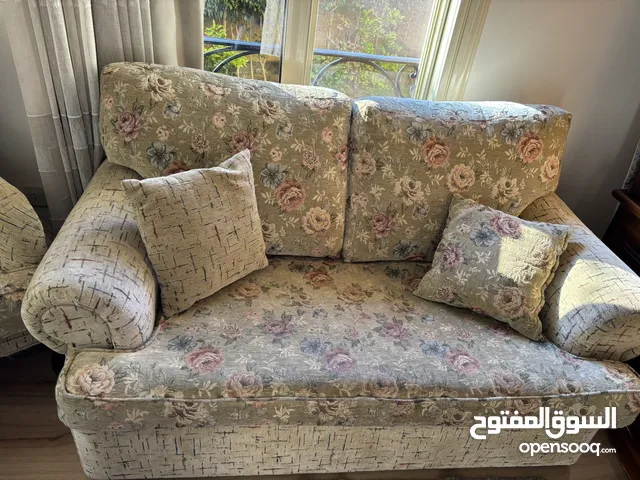 انتريه خشب زان ممتاز بحاله ممتازه كنبه اتنين وكنبه تلاته وكرسي متنجد من سنه هو كبير بس في الاوضه