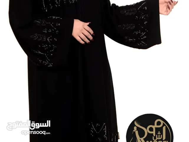 عباية الأناقة والتميز: تم تصميم هذه العباية بتطريز فاخر يتميز في تطريز علي اصدر والجها ثانيه