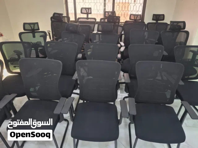 كميات كراسي وأطقم كنب شبك وقماش وجلد مستعملة بحالة الجديد
