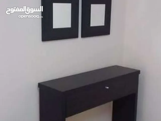 طاولة مع 4مرايا مستعملة بحالة جيدة المواصفات بالوصف