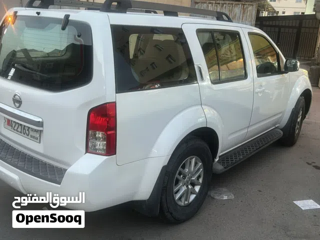 2012 نيسان باثفايندر Standard