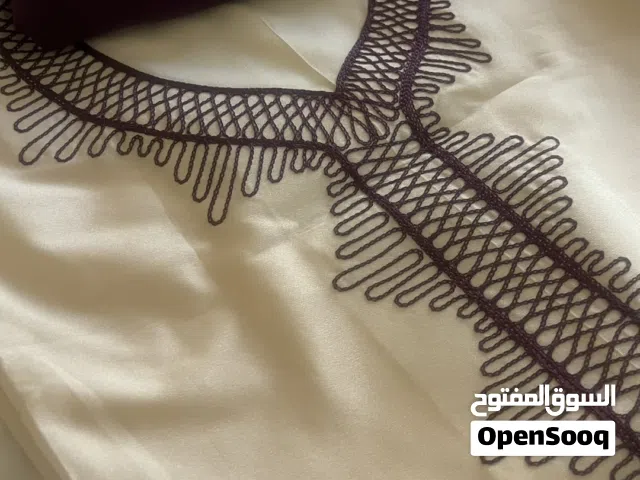قماش كريب بيج بنقشه بنفسجيه وشيله بسيطه والوان زاهيه