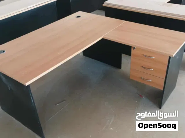 مكاتب بحاله ممتاز +كرسي متحرك يجود كمية للبيع .....................................................