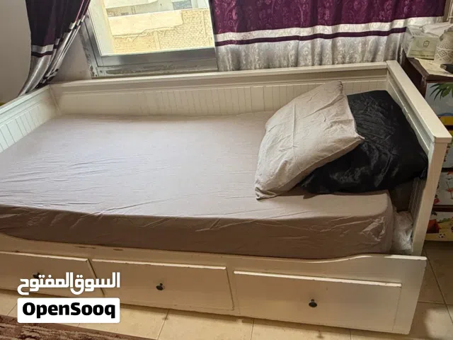كنبة تفتح سرير مع ادراج من ايكيا مع المرتبة ب 25 دينار