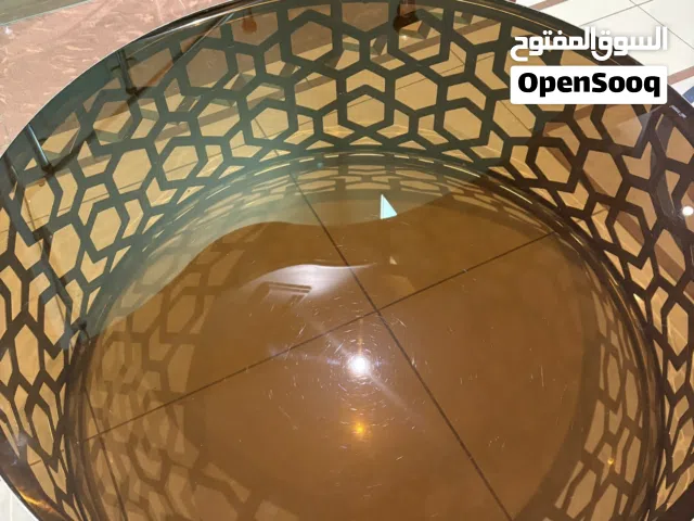 بيع اثاث مستعمل طاولات  بيع 3 طاولات 1 كبيرة و2  صغير