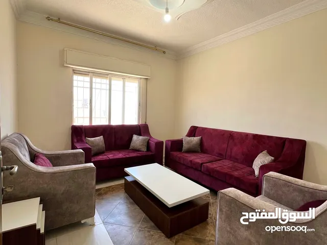 طقم كنب 7 مقاعد مع طاولة وسط و طاولات سيرفيس للبيع بحال الجديد فعلياً