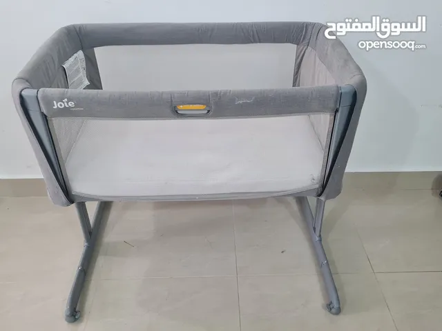 سرير اطفال ماركة جوي بحالة جيدة baby bed