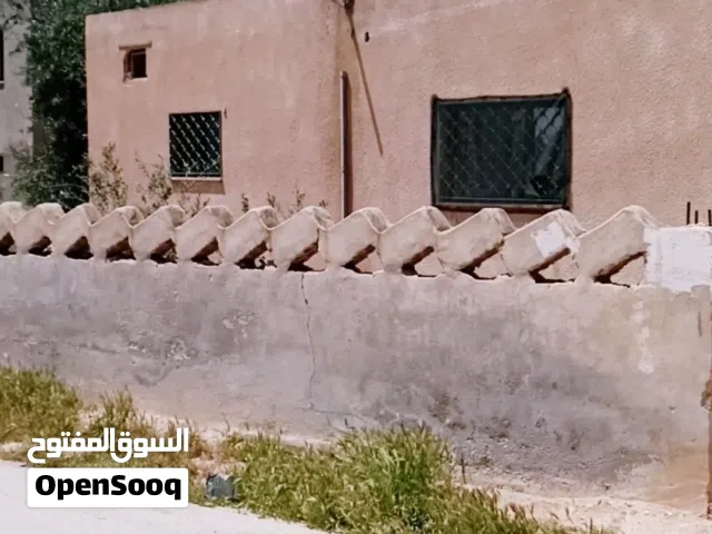 بيت مع ارض قوشان مستقل للبيع مساحة المنزل 87م و مساحة الارض 532م في المفرق ام الجمال