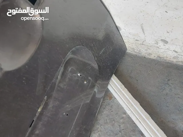 "بابين خلفيين أصليين لسيارة Renault Kangoo بحالة جيدة – قطع قديمة ونادرة"