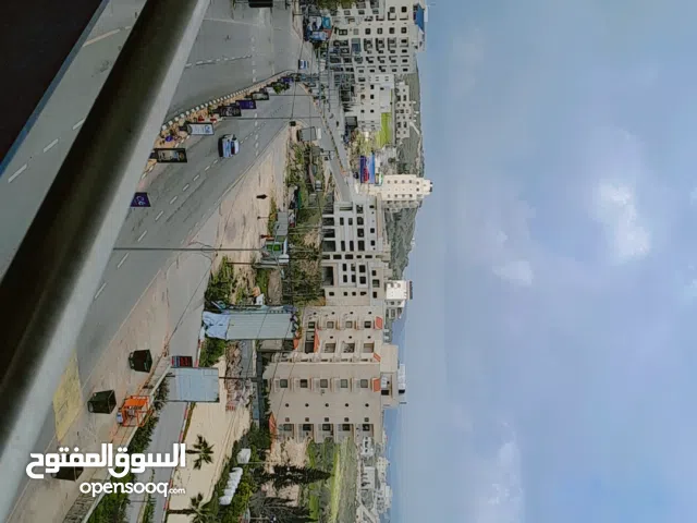 شقه بأطلاله رائعه للبيع موقع حيوي بجانب الفنادق