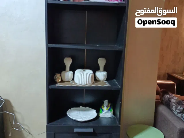 مكتب حجم كبير وخزانة رفوف