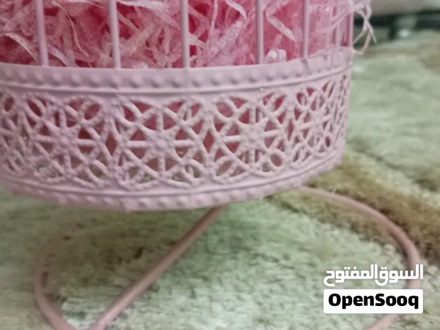 قفص وردي لتوزيعات المواليد مستخدم و بحالة جيدة