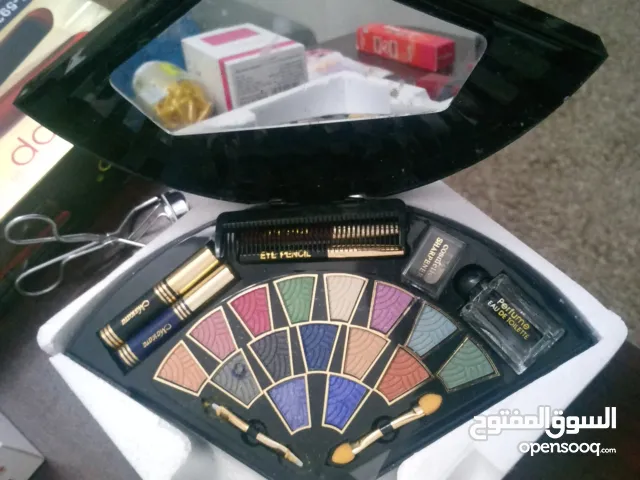 طقم مكياج، مصفف شعر، علبة مكياج للبيع، كلهم جداد بالكرتونة
