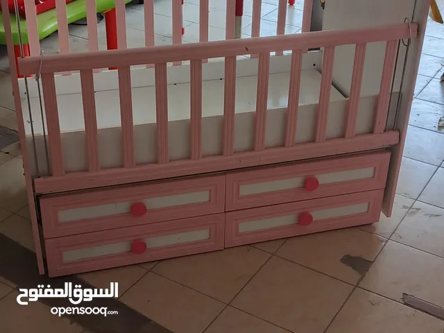 سرير أطفال بحاله جيده جدآ مميز 4بدراج تخزين سفليه