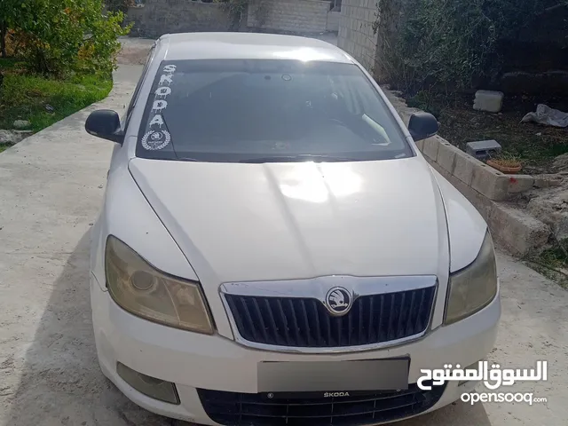 سكودا رمش للبيع لون ابيض