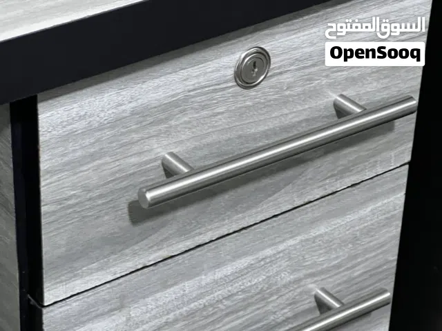 “مكتب دراسة/كمبيوتر فاخر بحالة ممتازة - شبه جديد