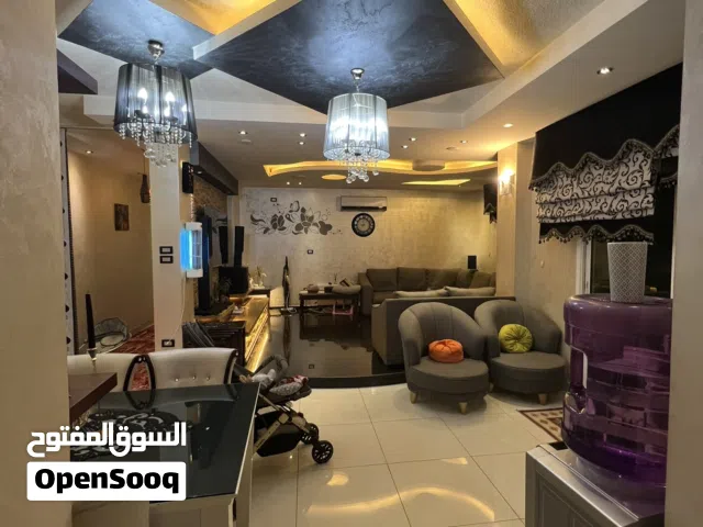 شقة طابق اول مع ترس خلفي