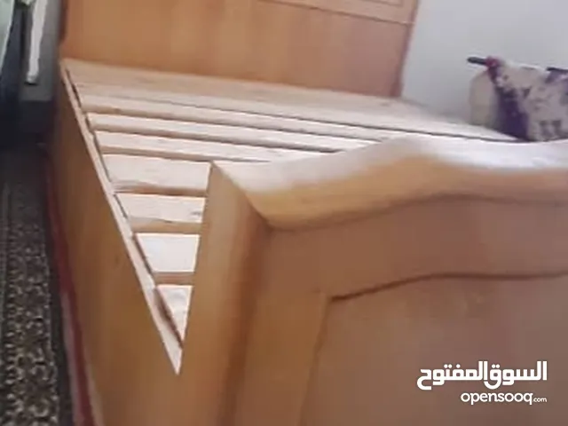 سرير للبيع كبير خشب قوي استعمال نضيف