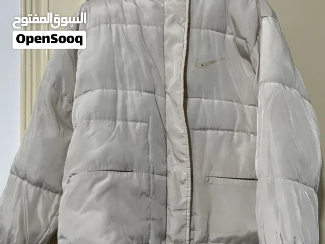 جاكيت nike لون بيج