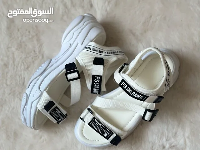 شوز جديد خفيف و مريح ويناسب اغلب اللبسات ب 5 ريال فقطط سبب البيع المقاس م ناسبني غير مستعمل ابدًا