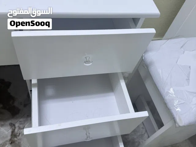 غرفة نوم نظيفه واستعمال خفيف