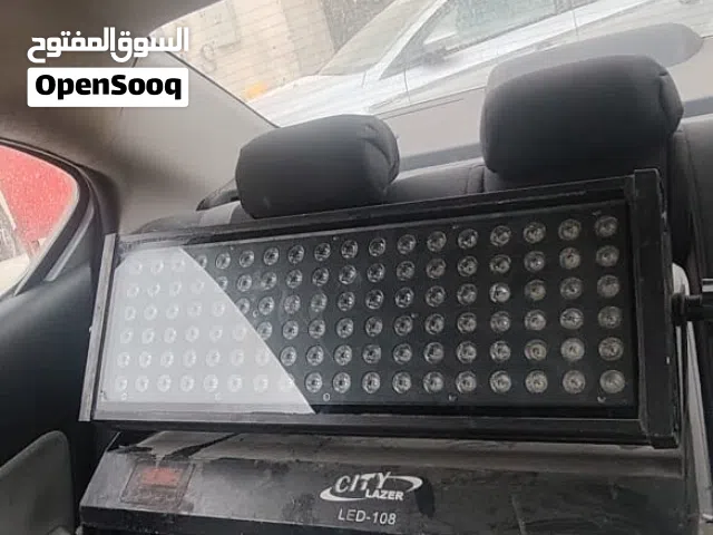 كشاف إضاءة LED احترافي متعدد الألوان (RGB)