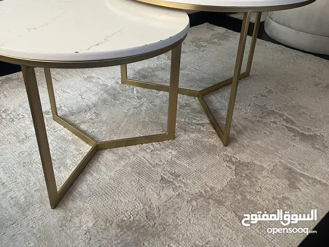 طاولة وسط بشكل رخامي