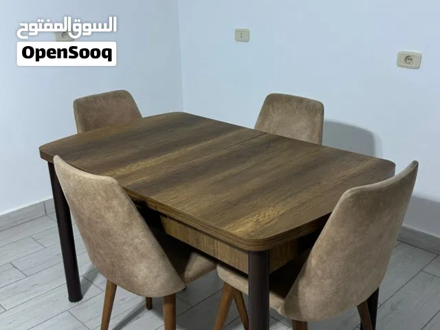 طاولة أكل رباعية قابلة للفتح للبيع بسعر جيد.. عيب واحد فقط في ارجل الكراسي
