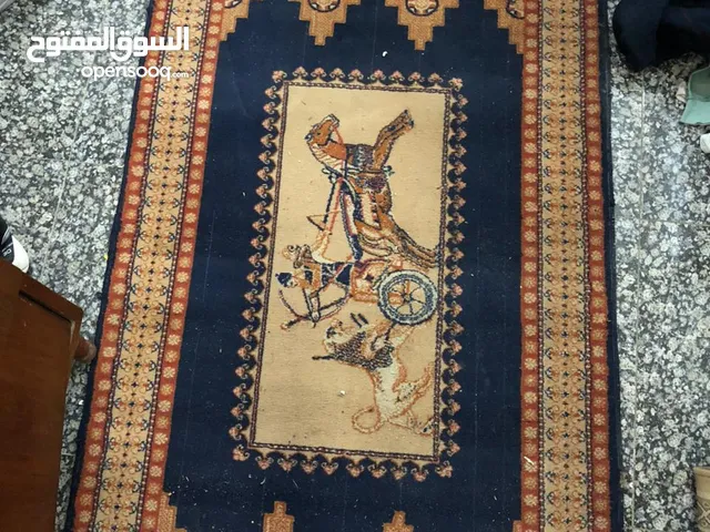 السلام وعليكم زولية سجاد بغداد قديمة انتيكا نظيفة جداا العرض متر والطول متر او نص للبيع