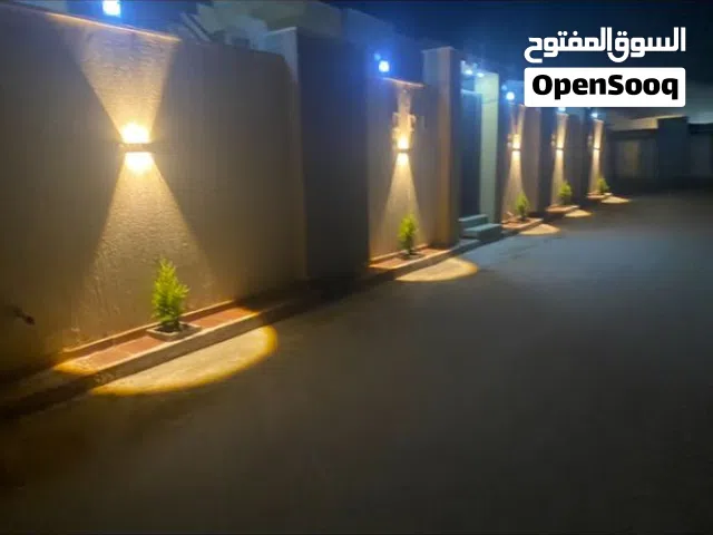 منزل للبيع عين زارة شارع قرارة واجهتين مسقوف 195م .مساحة الارض 300م
