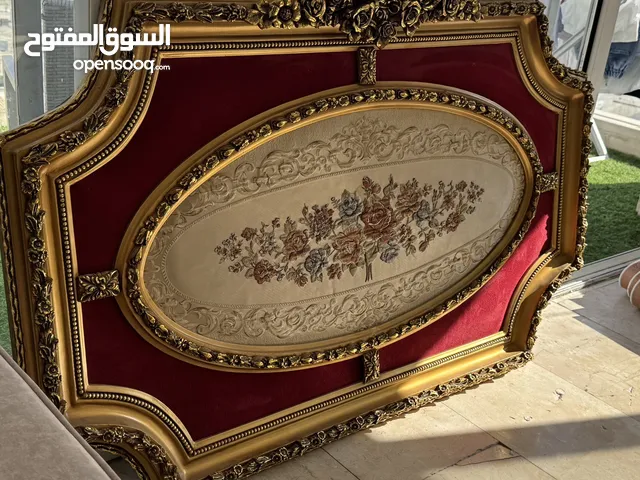 طاولتين جانبية مزخرفه من الخشب ولوحه حائط مزخرفه صوره صالون حائطية ام السماع خلدا عمان