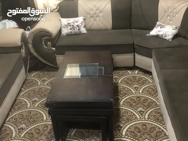 طقم كنب كورنر شبه جديد مع الطاولات والسجادة والبرادي