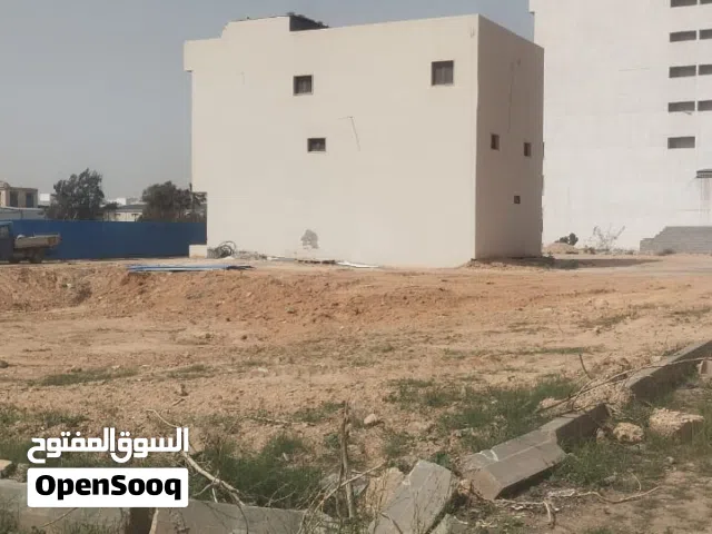 الارض في الدريبي شارع حي الصناعي وراع العمارت ومول جديده لان ولارض ملاهاش اي مشاكل اكورها تمام